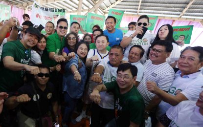 <p>SAP Bong Go (center) together with Presidential Communications Operations Office (PCOO) Secretary Martin Andanar (in green shirt) pose with officials of the city government of Las Piñas at Verdant Court, Pamplona in Las Pinas during the  "Ready Get Set Go for sports" on Sunday (March 25, 2018). <em>(PNA photo by Oliver Marquez)</em></p>